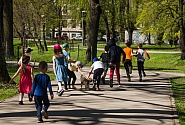 Sociālās apdrošināšanas iemaksas bērna kopšanas periodā plāno veikt no vecāku un bērna kopšanas pabalstu kopsummas 