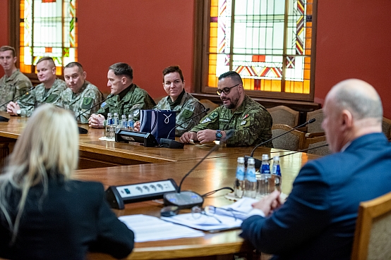 Raimonds Bergmanis tiekas ar Baltijas Aizsardzības koledžas Apvienotā vadības un štāba virsnieku kursa kursantiem