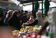 Pārtikas preču cenu zīmēs jānorāda produkta ražotājvalsts, otrajā lasījumā lemj Saeima