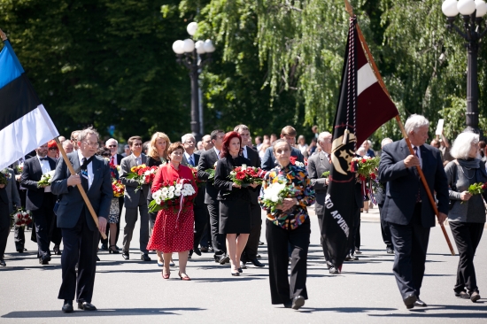 Ziedu nolikšanas ceremonija pie Brīvības pieminekļa