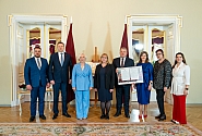 Saeima Latvijas skolām dāvina Neatkarības atjaunošanas deklarāciju