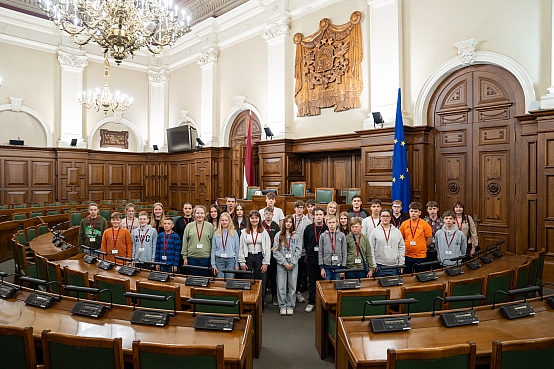 Aizputes pagasta pamatskolas skolēni apmeklē Saeimu skolu programmas "Iepazīsti Saeimu" ietvaros