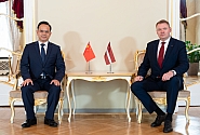 Edvards Smiltēns Ķīnas vēstniekam: būtiski darīt visu iespējamo, lai apturētu Krieviju