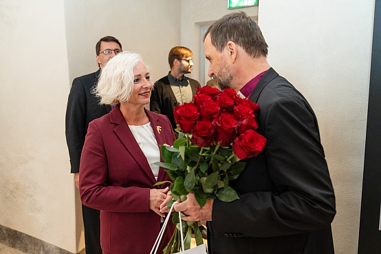 Daiga Mieriņa piedalās pieņemšanā par godu arhibīskapa Jāņa Vanaga zižļa nolikšanai