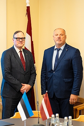 Raimonds Bergmanis tiekas ar Igaunijas vēstnieku
