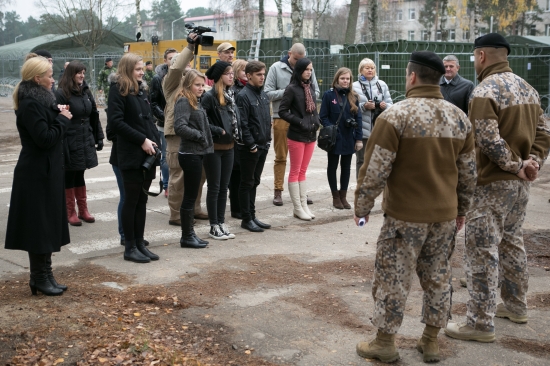 Fotokonkursa dalībnieki apmeklē Ādažu militāro bāzi