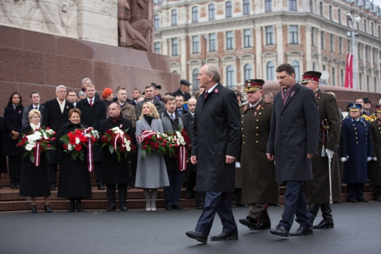 Nacionālo bruņoto spēku un Iekšlietu ministrijas vienību militārā parāde pie Brīvības pieminekļa