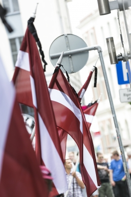 Saeimas Prezidija locekļi un deputāti piedalās svinīgajā ziedu nolikšanas ceremonijā pie Brīvības pieminekļa