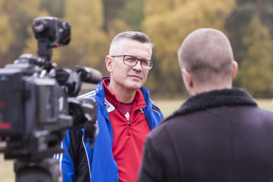 Saeimas futbola komandas draudzības spēle ar patvēruma meklētāju izmitināšanas centra „Mucenieki” iemītniekiem