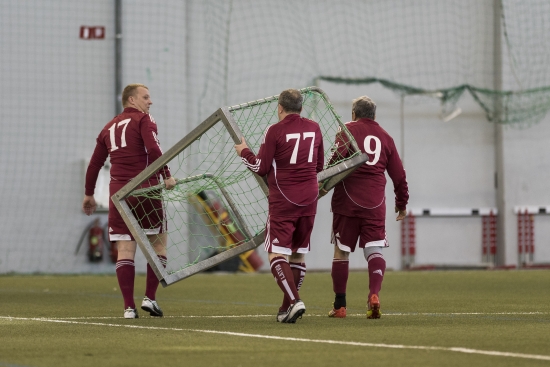 Saeimas futbola komanda draudzības spēlē tiekas ar Francijas vēstniecības komandu