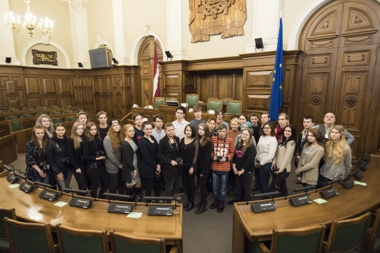 Saeimā viesojās Rīgas Mākslas un mediju tehnikuma jaunie fotogrāfi