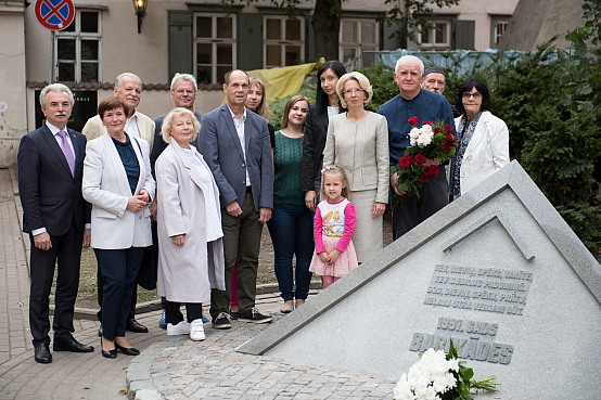 Ināra Mūrniece atklāj atjaunoto 1991.gada barikāžu piemiņas zīmi