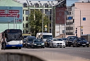 OCTA polisi varēs pirkt uz 30 dienām; ģimenēm, kas aprūpē bērnu ar invaliditāti, polise būs lētāka