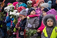 Saeima uzdod valdībai atkārtoti vērtēt prasību lietot sejas maskas sākumskolā