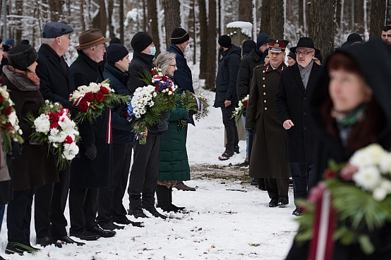 Ināra Mūrniece piedalās piemiņas brīdī Rumbulas memoriālā